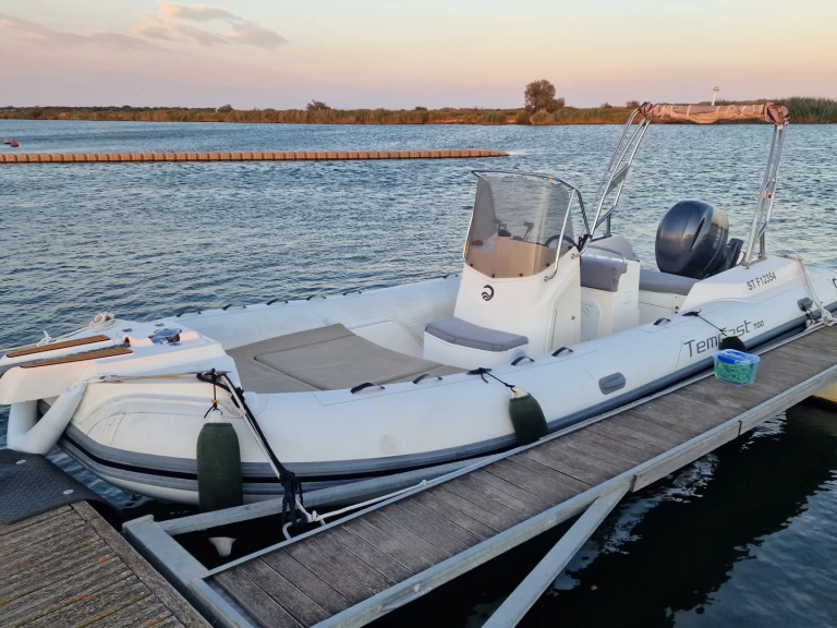 Bareboat Rental RIB Capelli with a boat licence