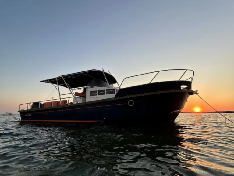 Yacht charter Arcachon cheap Beacher V10 Croisière