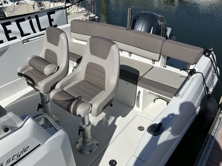 Bareboat Rental Motorboat Jeanneau with a boat licence