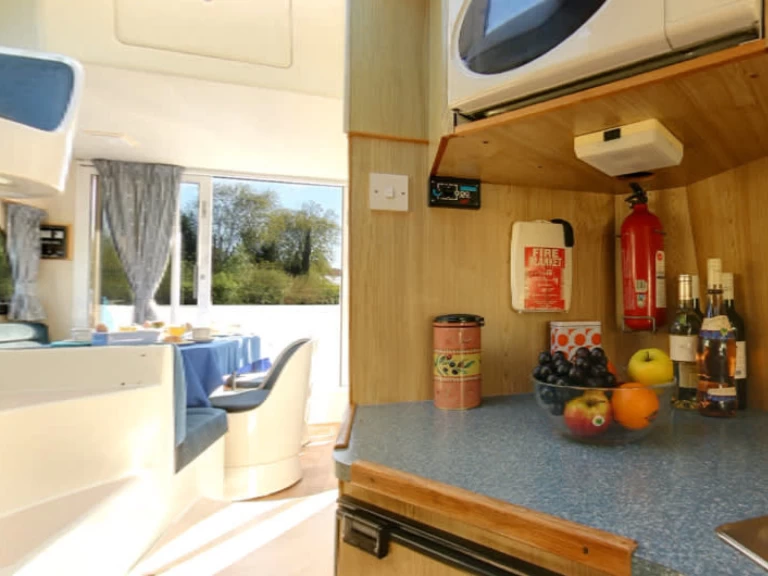 Motorboat rental in Spean Bridge - Le Boat Caprice