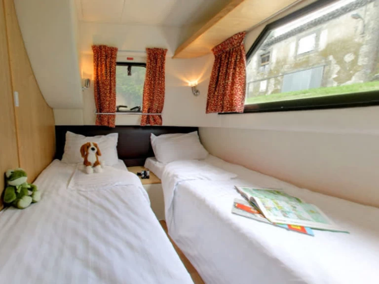 Motorboat for rent Douelle at the best price