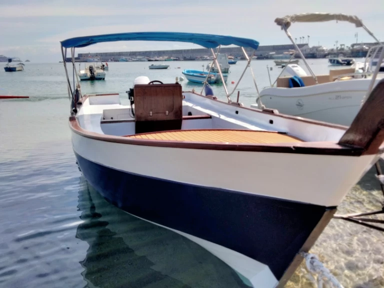 Motorboat rental with or without captain Lancia Giardini-Naxos