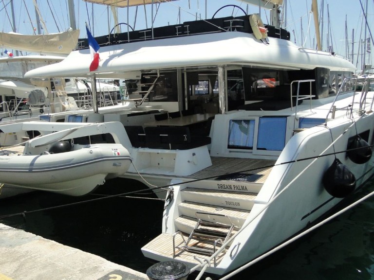 Catamaran rental in Alimos - Lagoon Lagoon 620