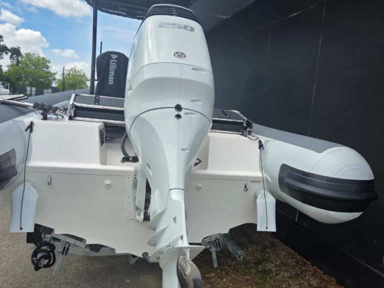 Searib's SR 760 PRO in Arzon on SamBoat
