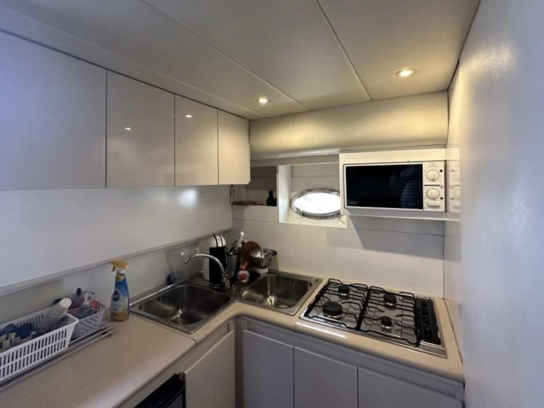 Bareboat Rental Motorboat Rizzardi with a boat licence