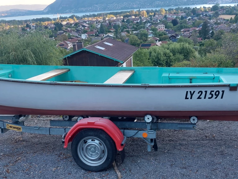 Motorboat for rent Saint-Jorioz at the best price