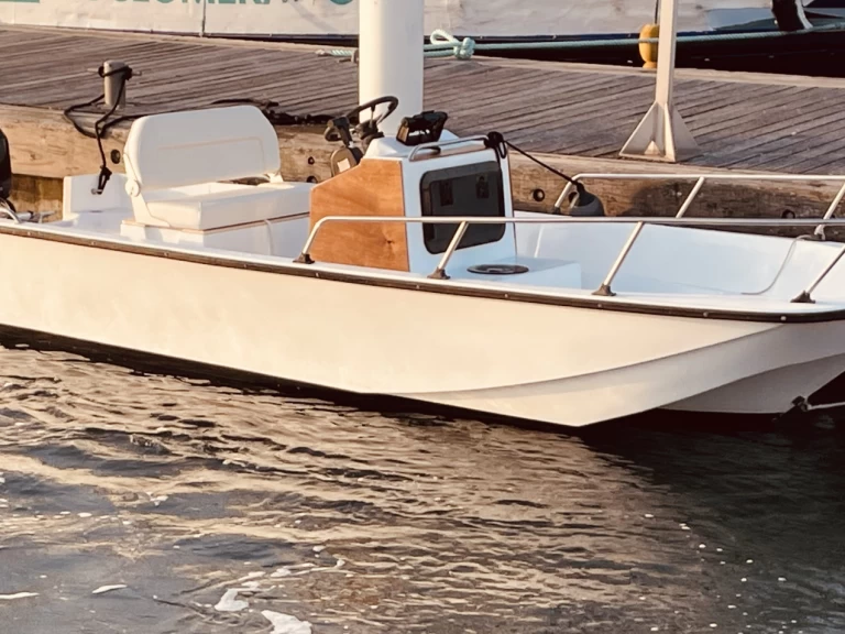 Motorboat for rent Larmor-Plage at the best price