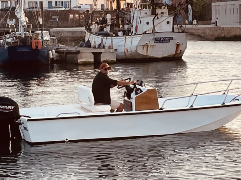 Boston Whaler Boston Whaler 17 charter bareboat or captained in  Larmor-Plage