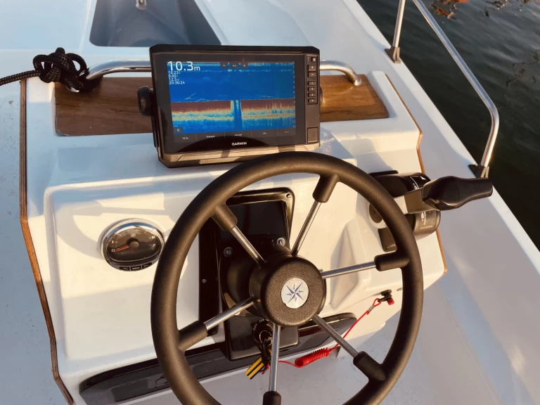 Rent a Boston Whaler Boston Whaler 17 Larmor-Plage