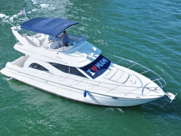 Luxury Yacht rental with or without captain Maxum Miami