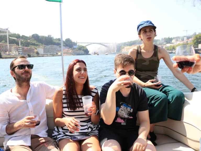 Bareboat Rental Motorboat Maxum with a boat licence