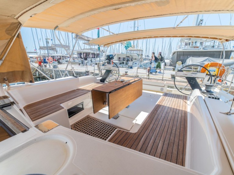 Boat rental Dufour Dufour 530 in Alimos on Samboat
