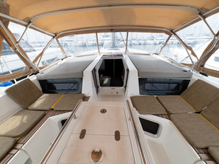 Bénéteau Oceanis 51.1 in Alimos on SamBoat