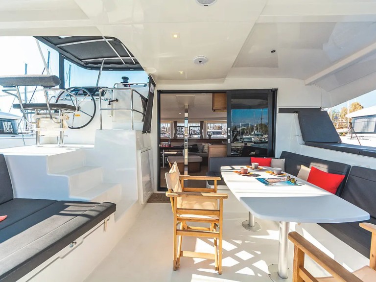 Lagoon Lagoon 42 in Alimos on SamBoat