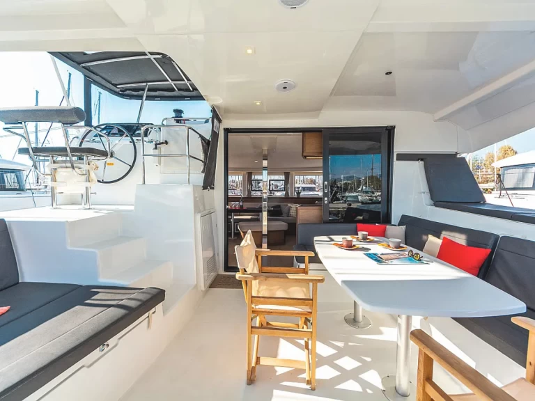 Lagoon Lagoon 42 in Alimos on SamBoat