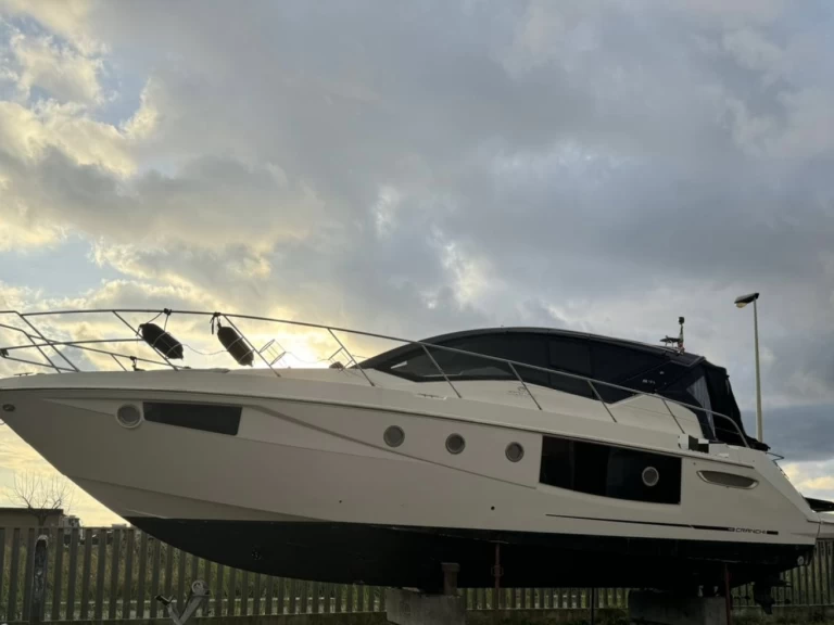 Bareboat Rental Motorboat Cranchi with a boat licence