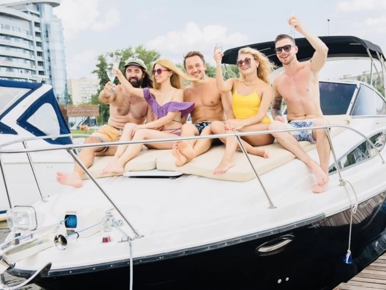 Bayliner Bayliner 285 Cruiser charter bareboat or captained in  Vieux Port de Cannes