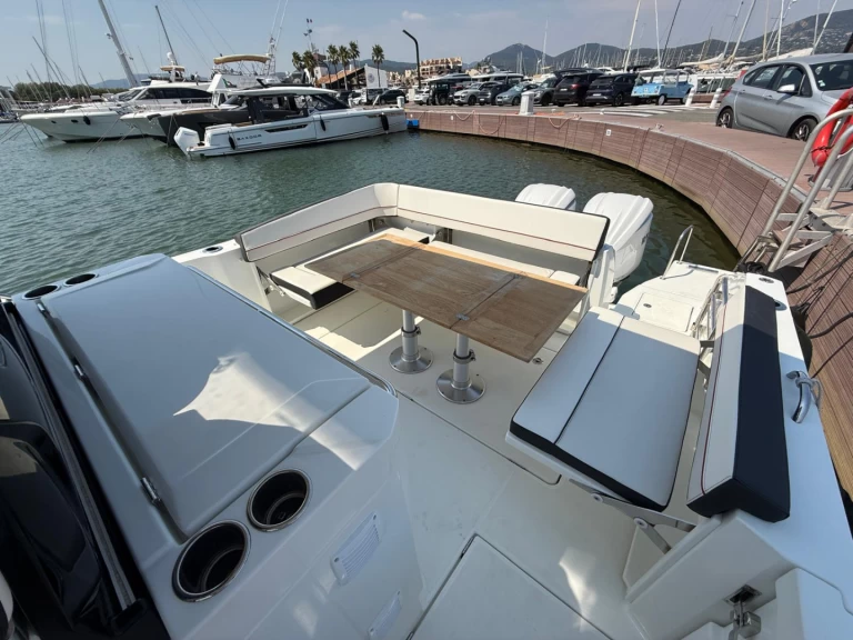 Motorboat rental in Cogolin - Jeanneau cap camarat 10.5 CC