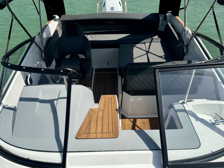 Motorboat for rent Aix-les-Bains at the best price