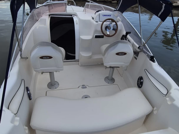 Bareboat Rental Motorboat Quicksilver with a boat licence