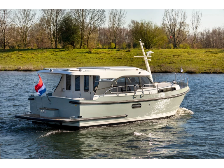 Motorboat rental in Werder (Havel) - Linssen Linssen 30 SL Sedan