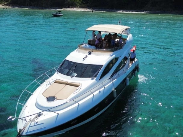 Luxury Yacht rental in Port de Hyères (St Pierre) - Sunseeker Manhattan 60