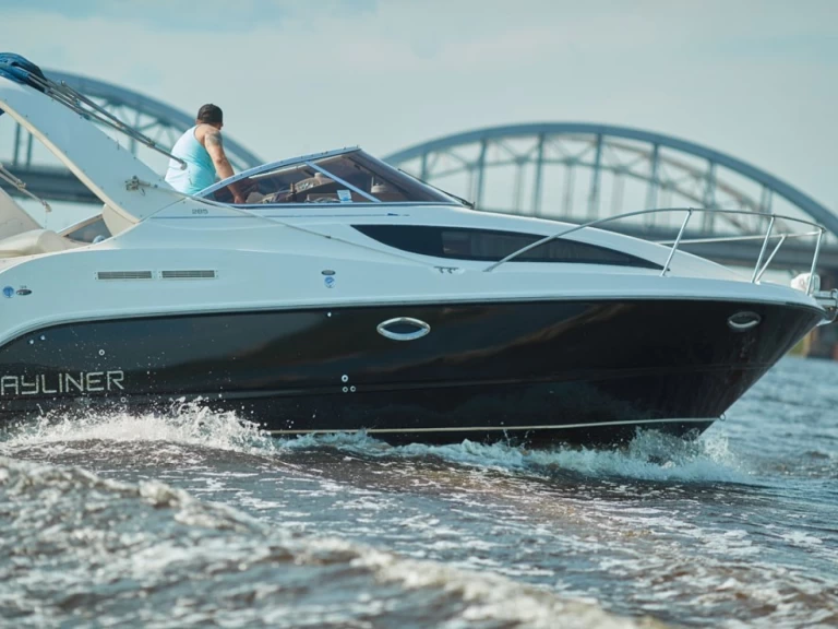 Boat rental Bayliner Bayliner 285 Cruiser in Vieux Port de Cannes on Samboat