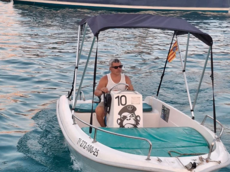 Bareboat Rental Motorboat Estable with a boat licence