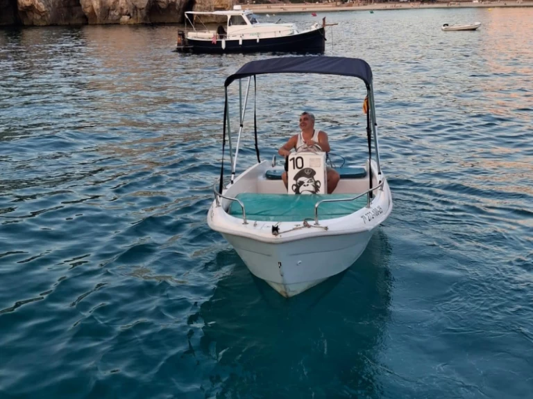 Estable 400 in Cala Galdana on SamBoat