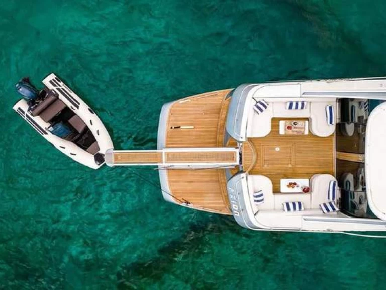 Pershing Pershing 65 in Ornos on SamBoat