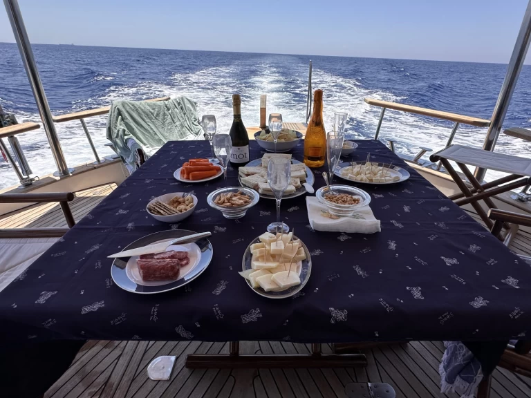 Menorquin-Yachts Menorquin yacht 160 fly  charter bareboat or captained in  Marzamemi