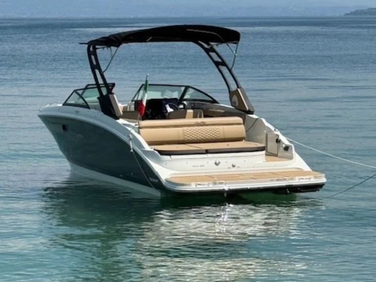 Bareboat Rental Motorboat Sea Ray with a boat licence