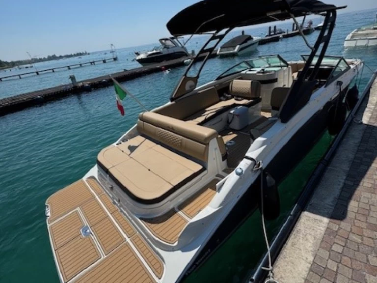 Sea Ray Sea Ray 270 SDX charter bareboat or captained in  Bardolino