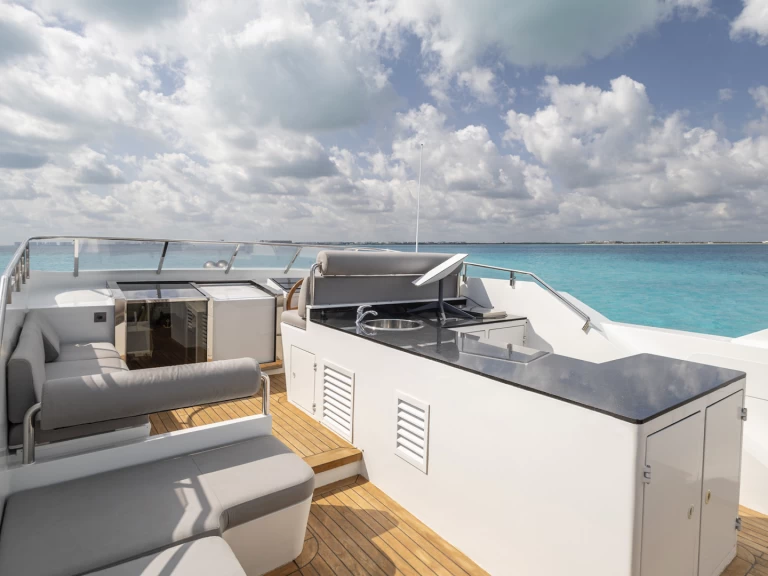 Rent a Heesen 115 Cancún
