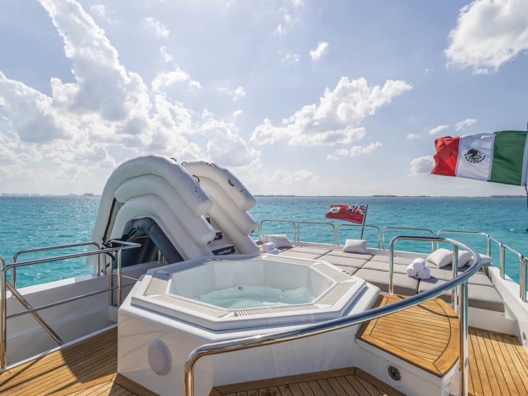 Boat rental Heesen 115 in Cancún on Samboat