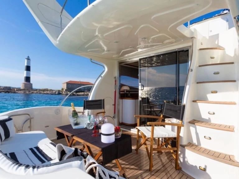 Bareboat Rental Motorboat Doqueve with a boat licence