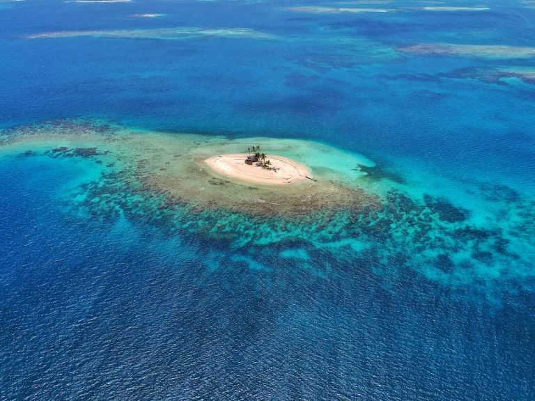 Sailboat for rent Archipiélago de San Blas at the best price