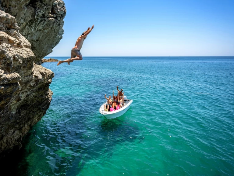 Pioner Maxi Viking in Sesimbra on SamBoat