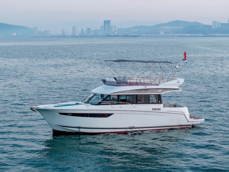 Motorboat for rent Hạ Long at the best price