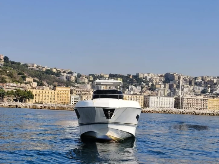 MIAMI GOLD  33 WALK AROUND in Naples on SamBoat