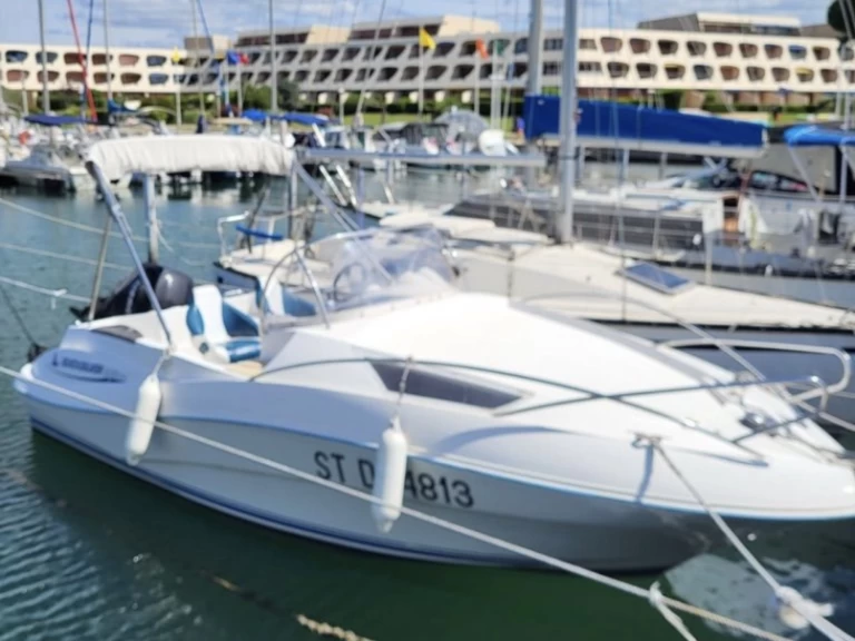 Motorboat for rent Port-Camargue at the best price