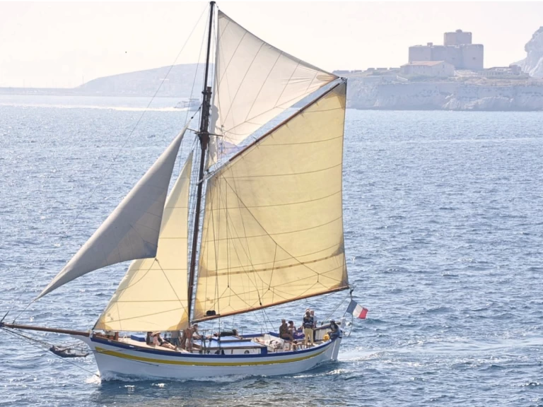 Sailboat for rent Marseille at the best price