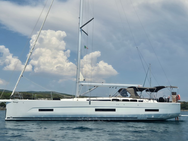 Yacht charter Castiglioncello cheap Dufour 530
