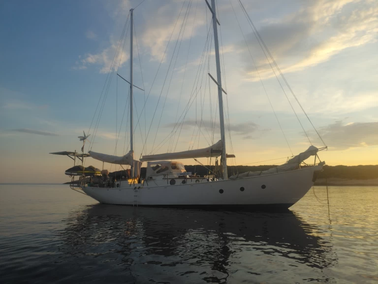 Sailboat for rent Hvar at the best price