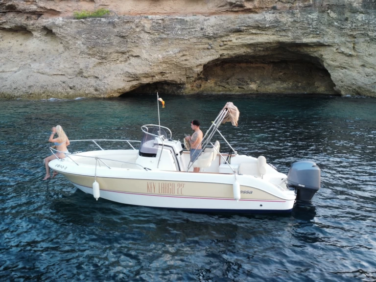 Bareboat Rental Motorboat key with a boat licence