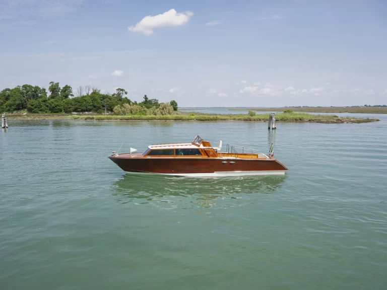 Motorboat rental with or without captain Serenella Venice