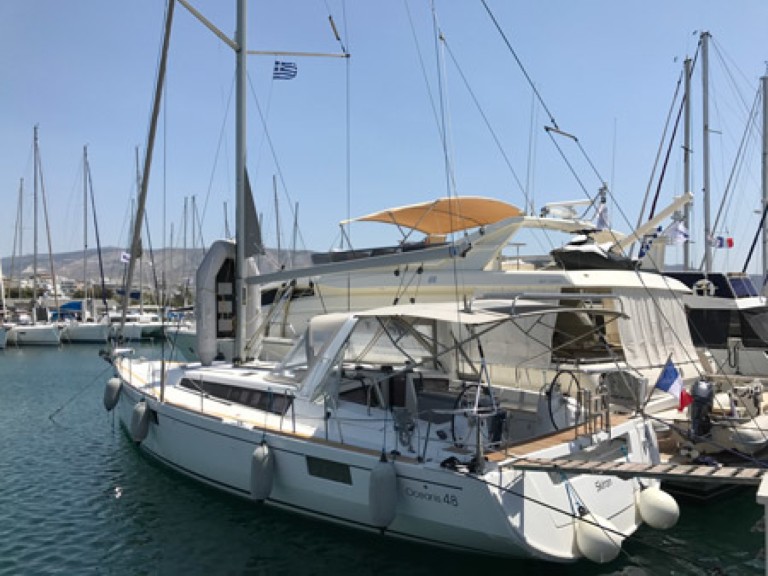 Bénéteau Oceanis 48 in Alimos on SamBoat