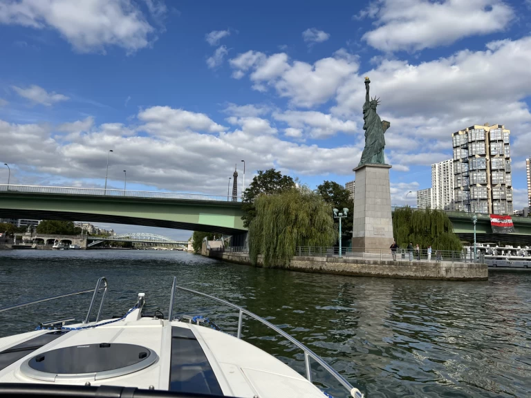 Parker 720 Adventure in Paris on SamBoat