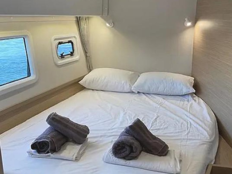 Lagoon Lagoon 42 in Alimos on SamBoat