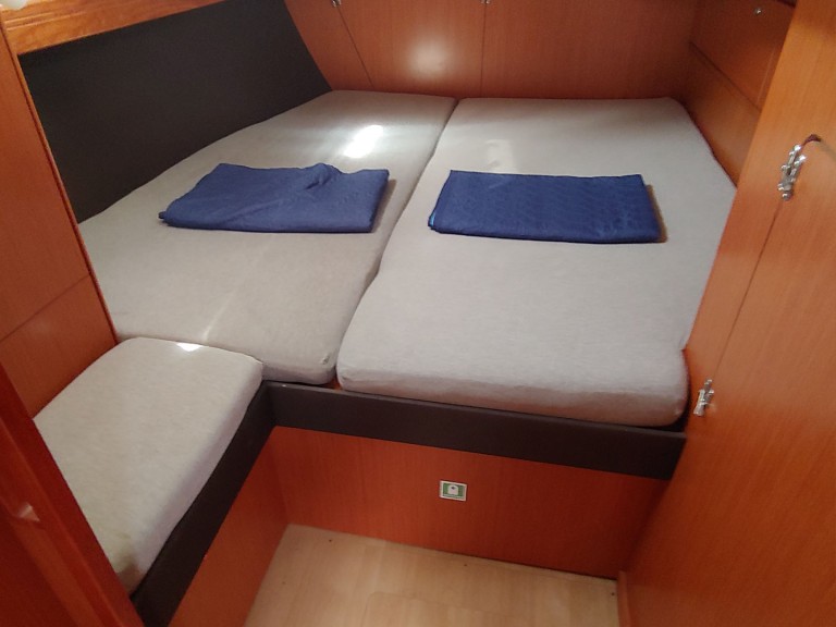 Sailboat for rent Lávrio at the best price